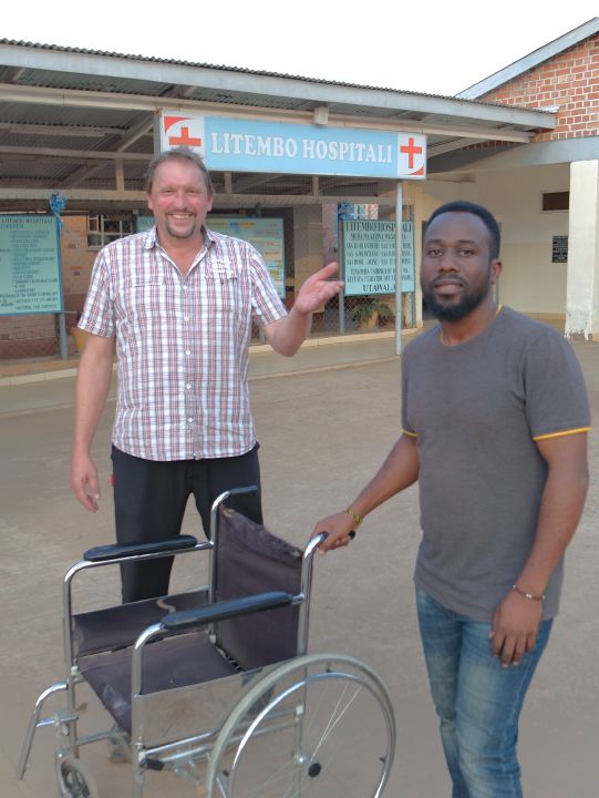Aus den Mitteln des Solidaritätsfonds "Weinbergsarbeiter" wird unter anderem die Einrichtung einer Reparaturwerkstatt für medizinischer Geräte im Krankenhaus von Litembo im tansanischen Partnerbistum Mbinga finanziert. Dort arbeitet Vicent Mwendapole Kayanda. Das Foto zeigt ihn mit Afrikareferent Burkhard Pechtl.