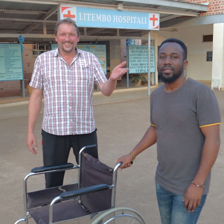Aus den Mitteln des Solidaritätsfonds "Weinbergsarbeiter" wird unter anderem die Einrichtung einer Reparaturwerkstatt für medizinischer Geräte im Krankenhaus von Litembo im tansanischen Partnerbistum Mbinga finanziert. Dort arbeitet Vicent Mwendapole Kayanda. Das Foto zeigt ihn mit Afrikareferent Burkhard Pechtl.