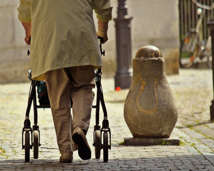 Alte Frau mit Rollator. 